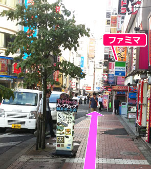 右手に「ファミリーマート」が見えます