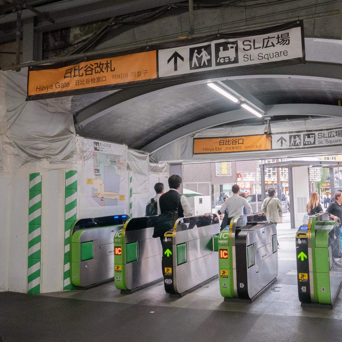 JR新橋駅・烏森口(からすもりぐち)で降ります