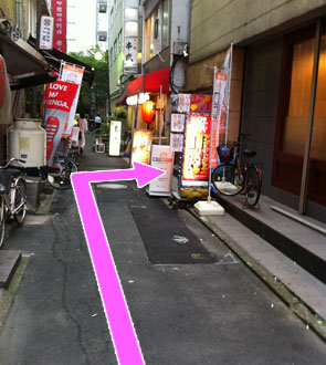 道に入ったすぐ右に、ビルに入る入り口